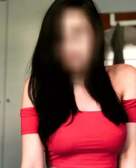 Ella, 32