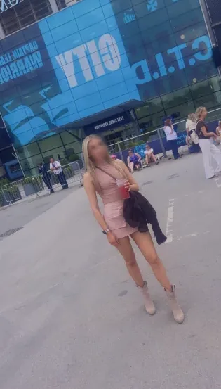 Julie, 28