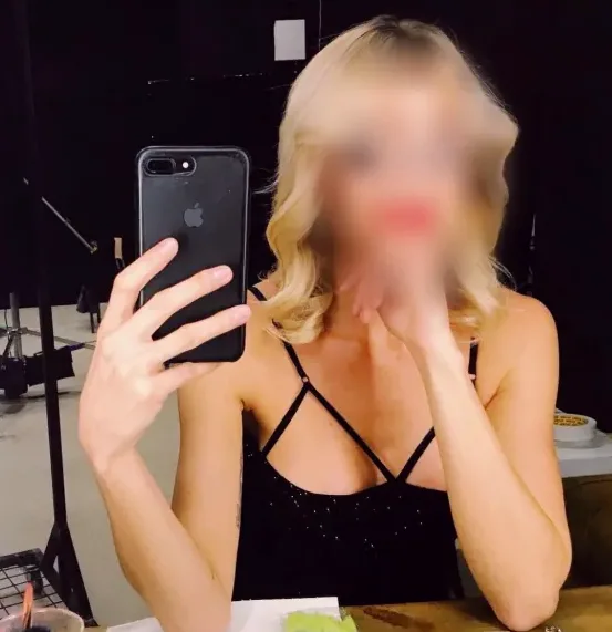Rosa, 32