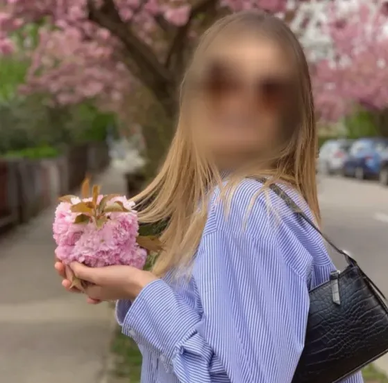 Zeynep, 23